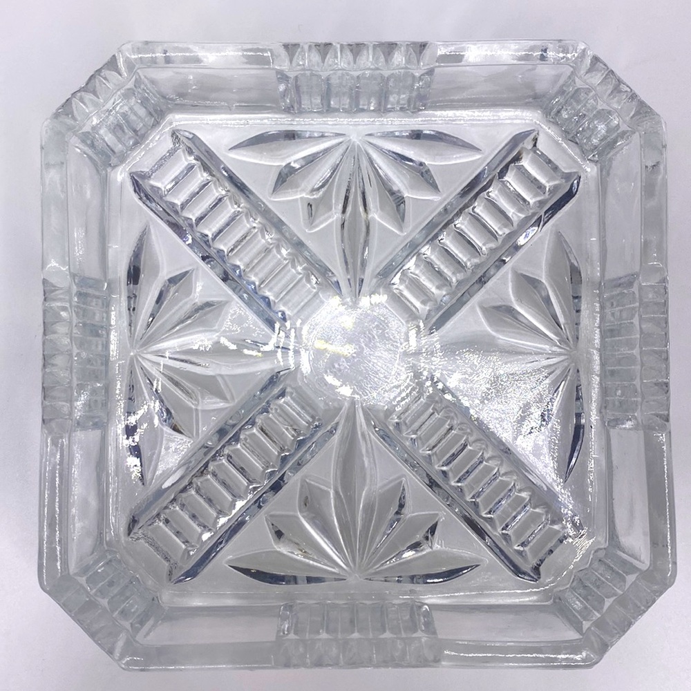 🏴󠁧󠁢󠁥󠁮󠁧󠁿 Vintage English Pressed Glass Ashtray or Coaster